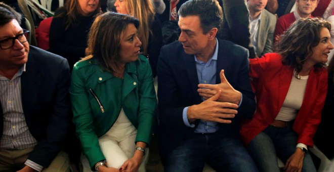 El presidente del Gobierno y secretario general del PSOE, Pedro Sánchez, junto a la líder del PSOE andaluz, Susana Díaz (i) y la ministra de Hacienda María Jesús Montero (d), al inicio del acto electoral previo al comienzo de la campaña de las elecciones