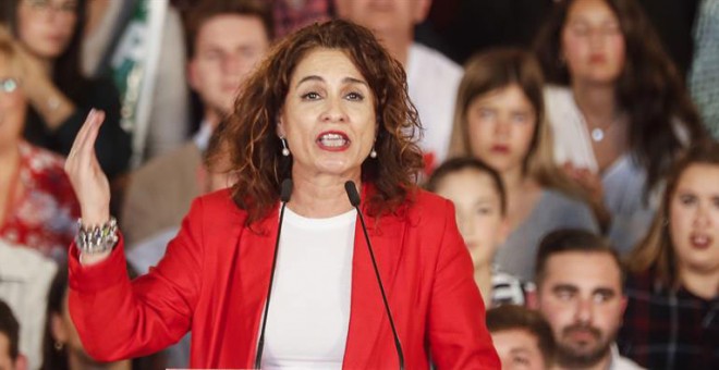 La ministra de Hacienda, María Jesús Montero, en el acto electoral del PP en Sevilla. (JOSÉ MANUEL VIDAL | EFE)