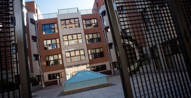 12.04.2019. Fachada de la residencia del grupo Los Nogales en la calle Alcobendas 12 de la capital de España. / EFE