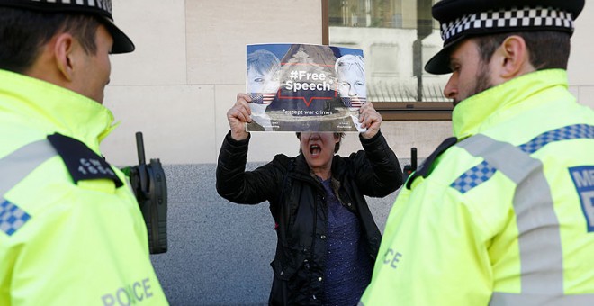 Manifestante en apoyo a Julian Assange en los alrededores de la Corte de Magistrados de Westminster en Londres. REUTERS/Peter Nicholls