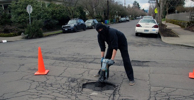 Los anarquistas se reinventan. En la imagen, antifas de Portland tapan encapuchados los socavones de las calles