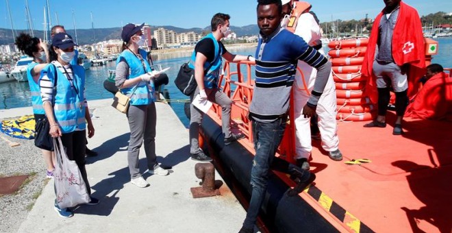 Llegada al puerto de Algeciras (Cádiz) de los ocho inmigrantes que Salvamento Marítimo ha rescatado este domingo de una patera que navegaba por el Estrecho con rumbo a la costa española. EFE/A.Carrasco Ragel.