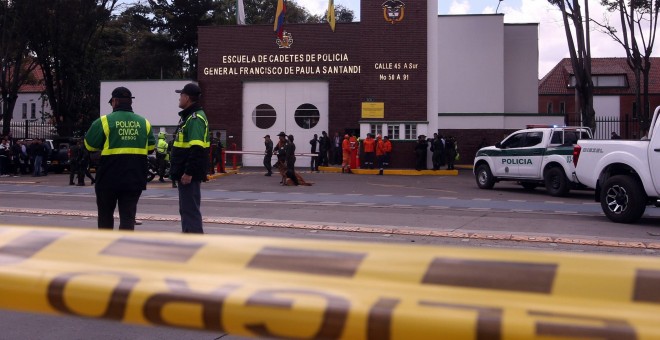 Personal de la Policía en la entrada de la Escuela General Santander donde un coche bomba causó una explosión el pasado 17 de enero en Bogotá (Colombia) | EFE/ Archivo