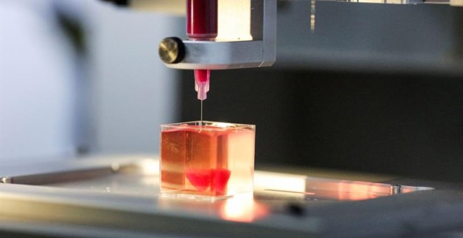 Una impresora 3D imprime un corazón con tejido humano este lunes en la Universidad de Tel Aviv en Israel. EFE