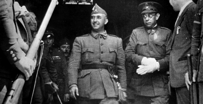 El dictador Francisco Franco con el fajín de generalísimo, acompañado por el general Mola.