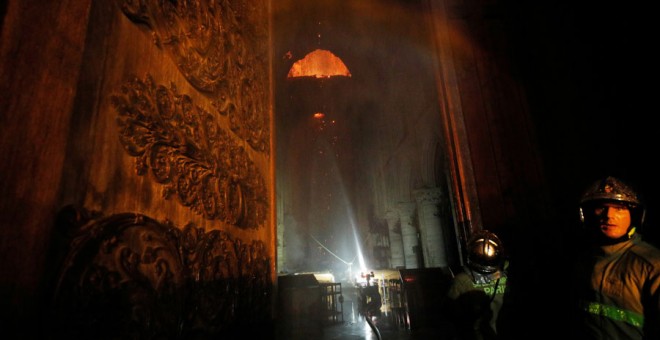 Bomberos en la entrada de la catedral de Notre Dame este lunes. REUTERS/Philippe Wojazer