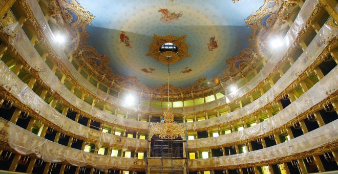 En 1996, un incendio destruyó la prestigiosa ópera de Venecia, la Fenice, teatro inaugurado en 1792.- AFP