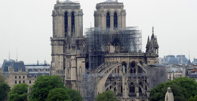 Vista de la catedral de Notre Dame tras el devastador incendio que sufrió este lunes. /REUTERS