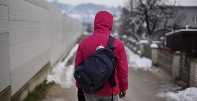 Un joven camina por Velika Kladusa, donde lleva atrapado desde el pasado otoño. - ANGÉLICA SÁNCHEZ
