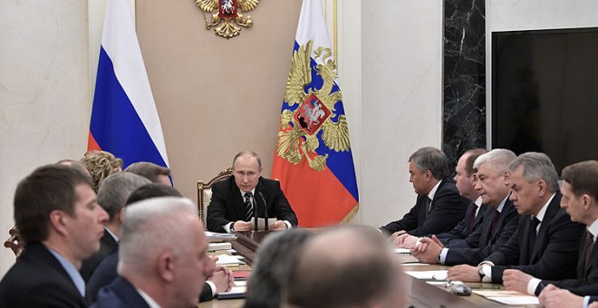 Vladimir Putin en una reunión con su consejo de seguridad en el Kremlin. REUTERS