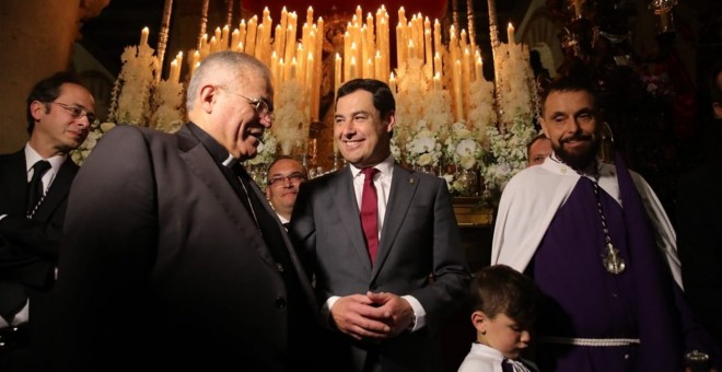 El presidente de la Junta de Andalucía, Juanma Moreno, en Córdoba, hoy, durante su visita a la Semana Santa. Europa Press
