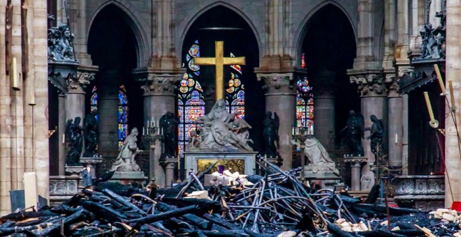 Los restos en el interior de la catedral de Notre Dame tras el incendio. Christophe Petit Tesson / REUTERS