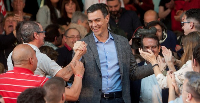 16/04/2019.- El presidente del Gobierno y candidato por el PSOE a la reelección, Pedro Sánchez, saluda a su llegada al mitin que organiza el PSOE en Vigo. EFE/ Salvador Sas