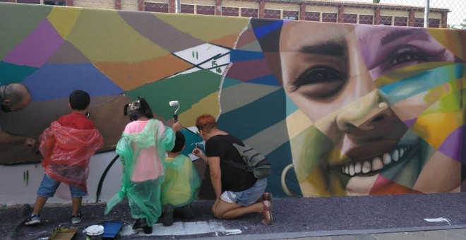 Los escolares ayudan en la decoración de un muro del colegio Juan Sebastián Elcano. Foto Ayuntamiento de Madrid.