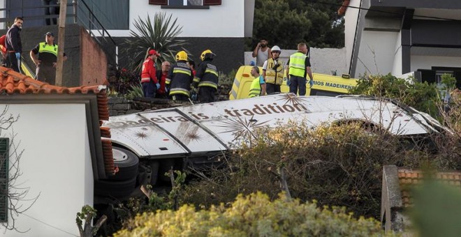 Rescatistas inspeccionan el lugar del accidente en Canico (Madeira). EFE/HOMEM GOUVEIA
