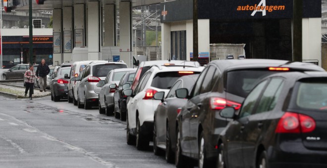 Conductores hacen cola en una gasolinera abierta en Lisboa durante la huelga de transportistas de combustible en Portugal. EFE/ Tiago Petinga