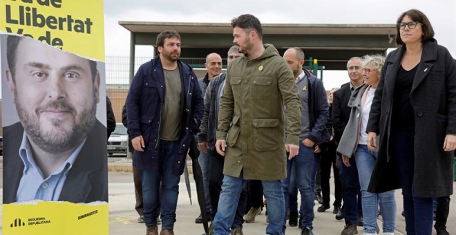 El candidato de ERC al Congreso Gabriel Rufián y la candidata a las elecciones europeas Diana Riba, se dirigen a atender a los medios al salir de la cárcel de Lledoners, tras realizar un acto de campaña con los reclusos en el centro penitenciario de Lledo