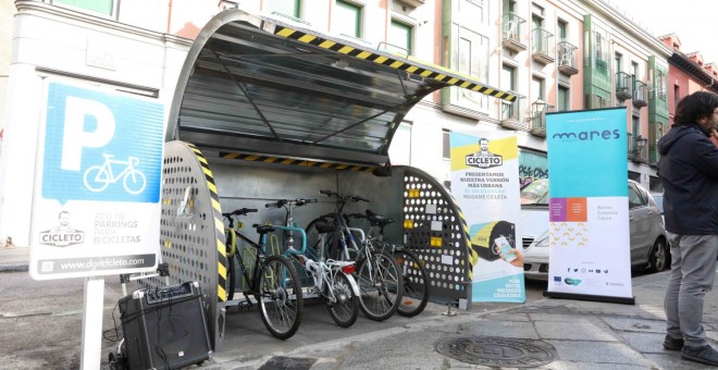 Interior del bicihangar, con varias bicicletas aparcadas. Foto Ayuntamiento de Madrid.