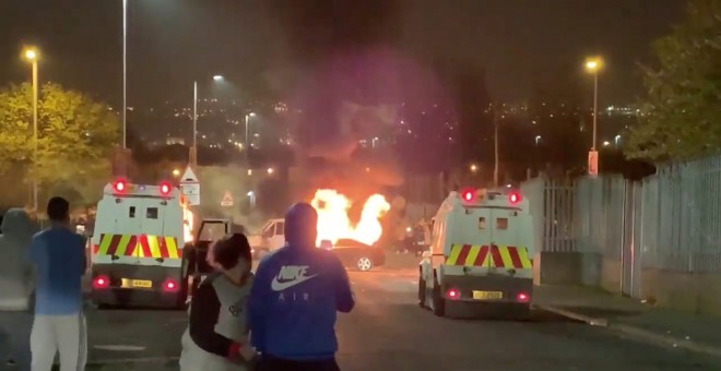 Varios manifestantes lanzan bombas incendiarias a vehículos de emergencia en Londonderry, Irlanda del Norte, el 18 de abril de 2019.- Leona O'Neill / REUTERS