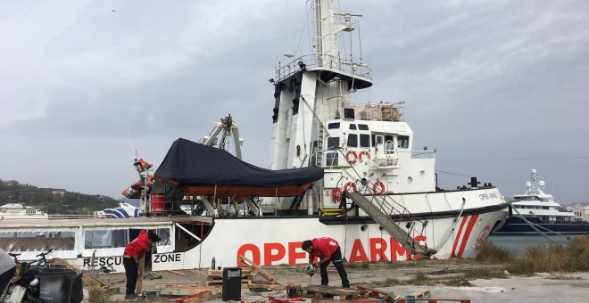 El barco de rescate de migrantes y ayuda a refugiados Open Arms, en el puerto de Barcelona.- PROACTIVA OPEN ARMS