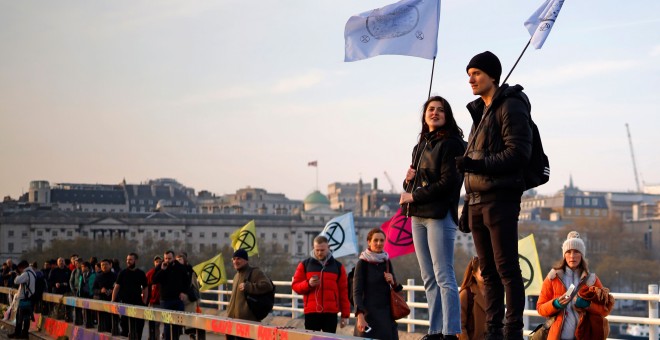 16/04/2019 - Manifestantes del movimiento contra el cambio climático Extinction Rebellion en el puente de Waterloo (Londres) AFP/ Tolga Akmen