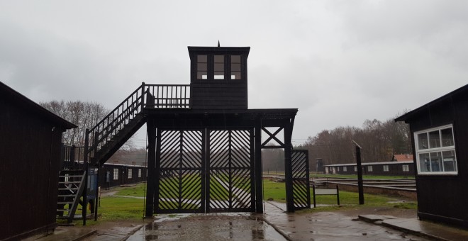 Puerta de entrada del campo de concentracion nazi de Stutthof (Polonia).