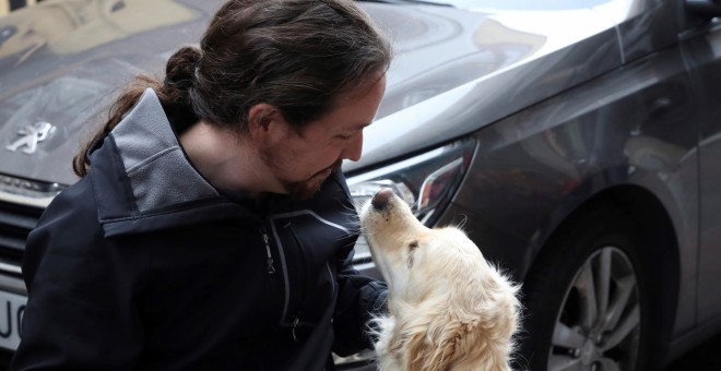 El candidato de Unidas Podemos a la presidencia del Gobierno, Pablo Iglesias, con su perra Leona, antes de participar en un acto contra el maltrato animal, en Madrid. EFE/ J.J. Guillén