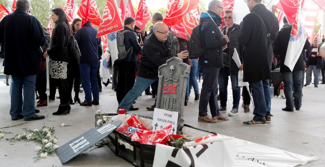 Unos 200 sindicalistas protestan contra el ERE en la junta de CaixaBank. EFE/ Kai Försterling