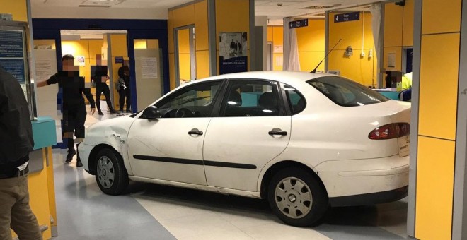 El coche invadió la sala en la que se encontraba el mostrador de urgencias. / ESK Osakidetza