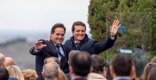 Pablo casado y el presidente del PP castellanomanchego, Paco Nuéz, en un acto en Toledo este domingo / EFE Ismael Herrero.