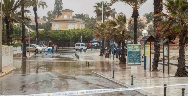 Vista de una calle cortada a causa de las lluvias registradas en la últimas horas en Xábia. / Manuel Bruque (EFE)