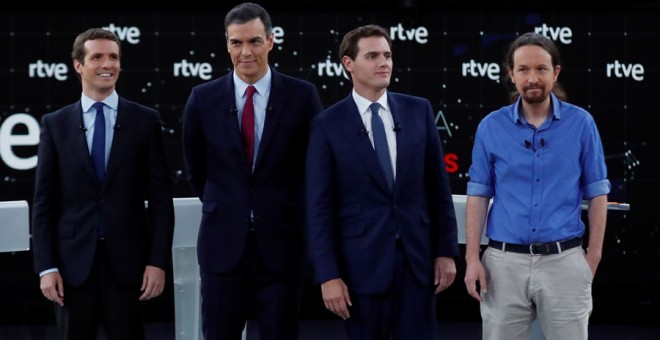 Así han posado Casado, Sánchez, Rivera e Iglesias antes del debate. REUTERS/Sergio Pérez