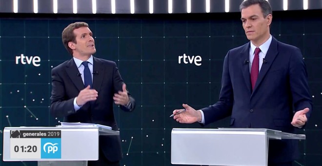 Pablo Casado (PP) interpela a Pedro Sánchez (PSOE) durante el debate electoral en TVE. REUTERS