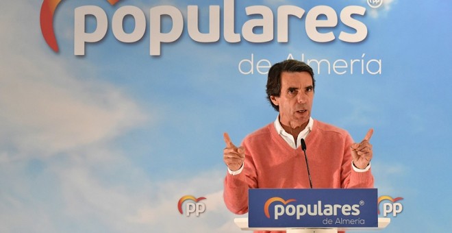 23/04/2019.-El expresidente del Gobierno, José María Aznar (PP), durante su intervención hoy en un acto con militantes celebrado en el municipio almeriense de El Ejido. / EFE - CARLOS BARBA