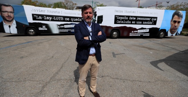 22/04/2019.- Ignacio Arsuaga, presidente de Hazte Oír, durante la presentación de tres autobuses contra PSOE, PP y Ciudadanos. / EFE - FERNANDO ALVARADO