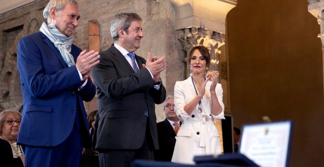 23/04/2019.-El fiscal Javier Zaragoza (c), Premio Aragón 2019, la cineasta zaragozana Paula Ortiz (d), Medalla de las Cortes y el músico Joaquín Carbonell (i), medalla al mérito cultural aplauden al inicio de los actos del Día de Aragón, donde han sido ga