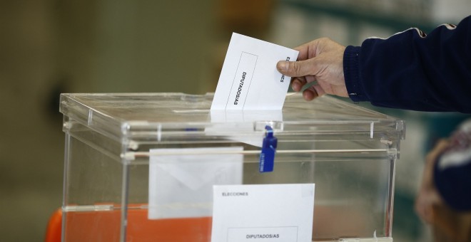 Ciudadano introduciendo su voto en una urna electoral /EUROPA PRESS