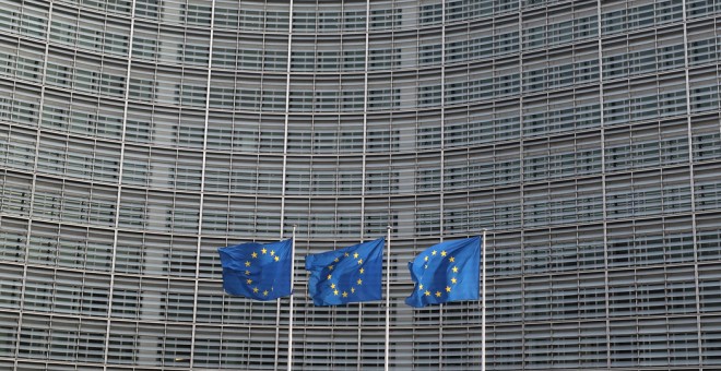Banderas de la Unión Europea en el exterior de la sede de la Comisión Europea, en Bruselas. REUTERS/Yves Herman