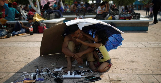 19/04/2019 - Migrante hondureño observa los teléfonos de otros migrantes mientras se reúnen en un refugio improvisado durante una pausa en su viaje por México hacia EEUU el 19 de abril de 2019 | REUTERS/ José Cabezas