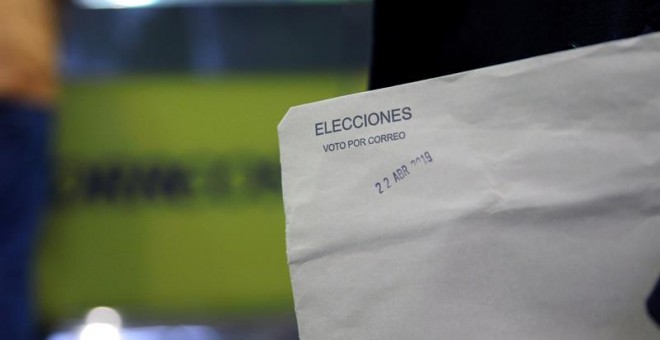 Un sobre para votar por correo. EFE/Carlos Pérez