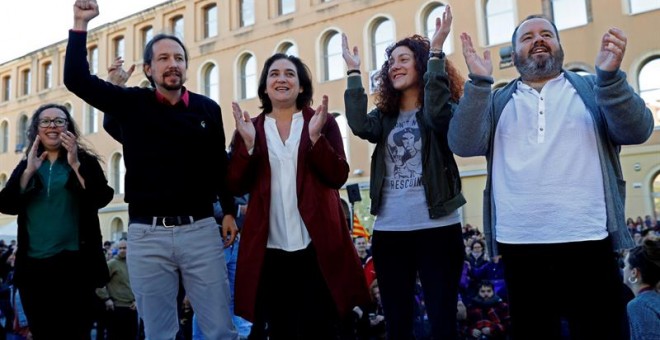 Pablo Iglesias, junto a Ada Colau y otros candidatos este miércoles en Barcelona. EFE/Toni Albir