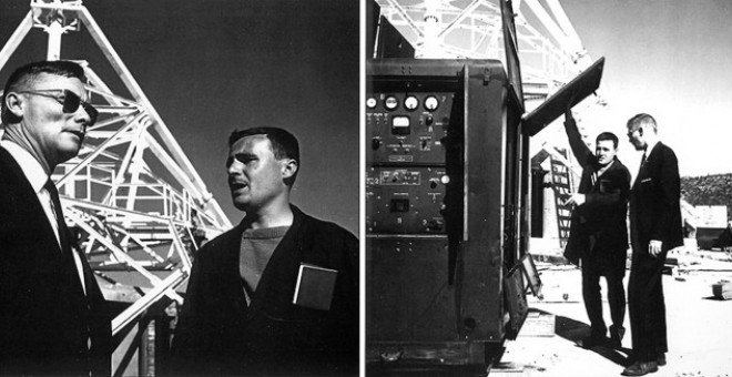 El electromecánico José López muestra los equipos a Otto Womick (con gafas de sol), primer director americano de la estación de Fresnedillas. / Publicación 40 aniversario