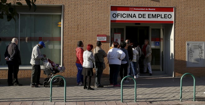 Desempleados hacen cola en una oficina de empleo | REUTERS