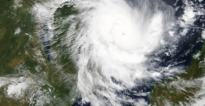 Vista satélite del ciclón Kenneth junto a la costa de Mozambique, este jueves./ EFE