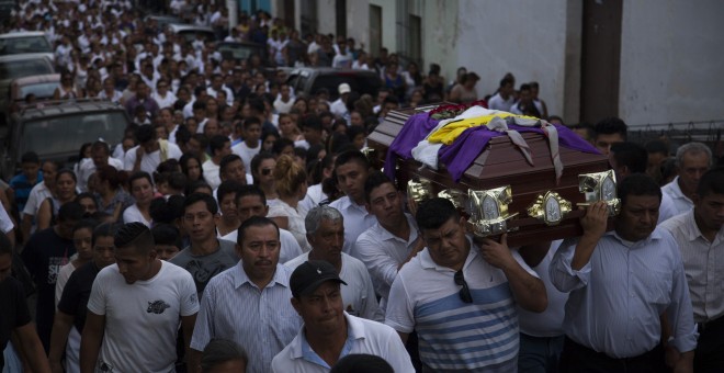 Darwin Zelaya, el locutor asesinado fue despedido el viernes 27 de mayo de 2016, por una multitud que aprovechó el cortejo fúnebre para protestar contra la violencia. La mayoría vistió de blanco y muchos cargaron rosas blancas en la marcha. 'Tenía 28 años