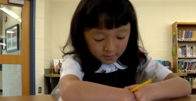 Sara Hinesley, ganadora de un concurso de caligrafía nacional. Captura de un vídeo.