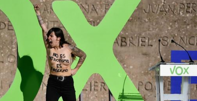 Activistas de Femen irrumpen en el acto de cierre de campaña de Vox en Madrid. /  AFP - OSCAR DEL POZO