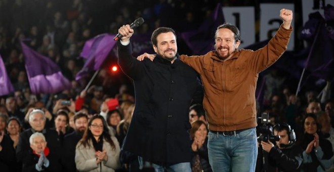 Alberto Garzón y Pablo Iglesias durante el acto de cierre de campaña / EFE