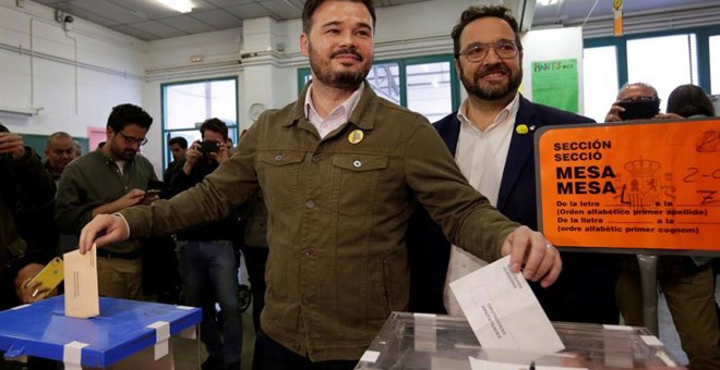 El candidato de ERC al Congreso Gabriel Rufián ejerce su derecho a voto en la escuela Ribatallada de Sabadell (Barcelona) | EFE/ Susanna Sáez