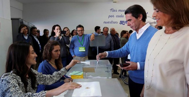 El expresidente del Gobierno José María Aznar, en compañía de su esposa, Ana Botella, ejerce su voto este domingo.- EFE